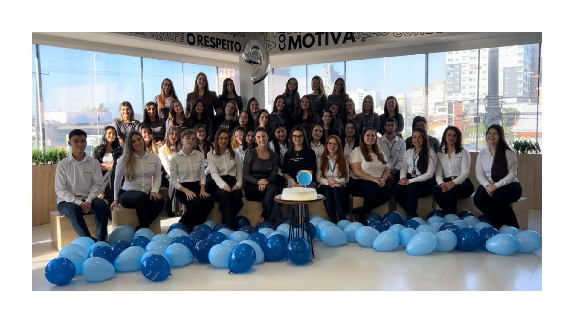 Equipe da Soma reunida em uma celebração no escritório