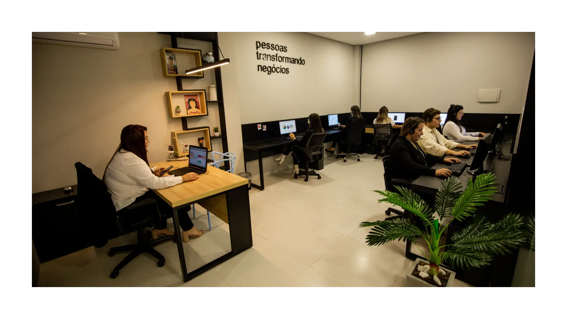 Equipe da Soma trabalhando na área de atendimento