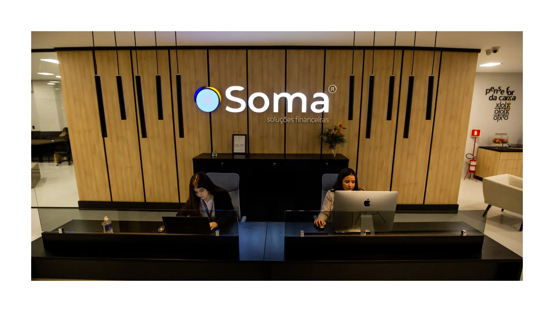 Recepção da Soma com a marca da empresa